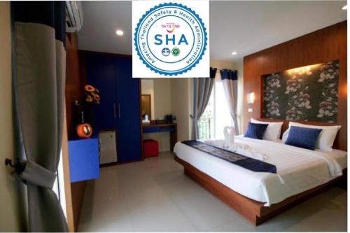 巴東海灘的住宿－Calypso Patong Hotel，一间卧室,配有一张床和一个读Shka的标志