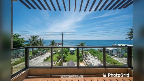 un balcon avec vue sur l'océan dans l'établissement 夏之嶼海景包棟民宿, à Île Lamay