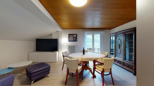 Una televisión o centro de entretenimiento en Modern and charming apartment on the shores of Lake Lucerne
