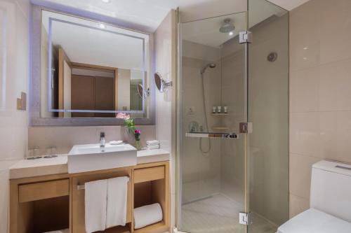 Ванна кімната в Pan Pacific Serviced Suites Ningbo