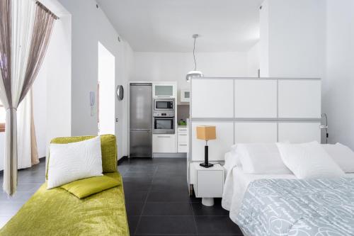 1 dormitorio blanco con 1 cama y 1 silla en Home2Book Spectacular Studio Los Silos, Terrace, en Los Silos