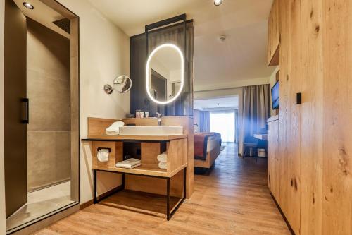 Fotografie z fotogalerie ubytování Traumhotel Alpina Superior --Luxushotel mit Badesee v destinaci Gerlos