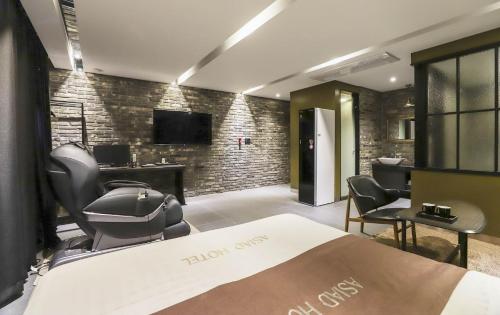 a hotel room with a bed and a hair salon at Hotel Banwol Asiad in Incheon