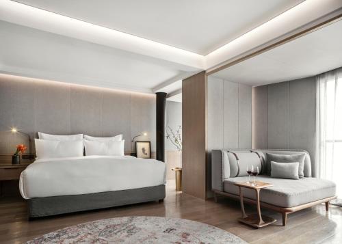 Postel nebo postele na pokoji v ubytování CHAO Sanlitun Beijing