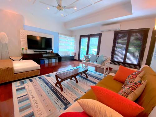 12Haven Stunning Seaside Luxury Villa PD with Kids Poolにあるテレビまたはエンターテインメントセンター