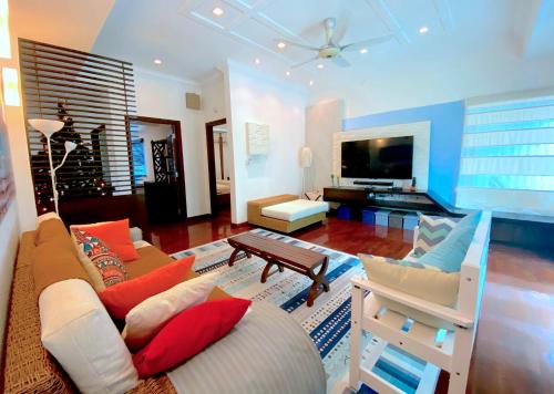 12Haven Stunning Seaside Luxury Villa PD with Kids Poolにあるテレビまたはエンターテインメントセンター