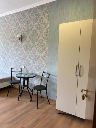 - une salle à manger avec deux chaises et une table dans l'établissement Guesthouse Evergreen, à Oni
