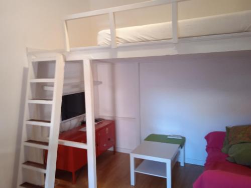 sypialnia z łóżkiem piętrowym, biurkiem i łóżkiem w obiekcie IULM house w Mediolanie