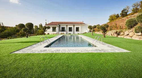 ein Haus mit einem Pool im Hof in der Unterkunft Hotel Boutique Molino de Enmedio in Huéneja