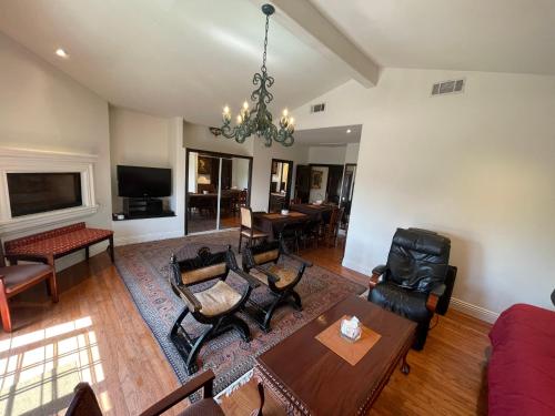 Entire Second Flr - Santa Monica Luxury Roman Villa photo 78