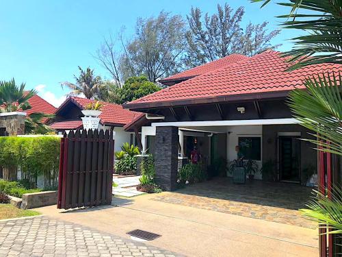ポートディクソンにある12Haven Stunning Seaside Luxury Villa PD with Kids Poolの赤屋根の家