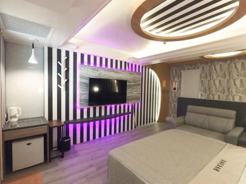 a living room with a couch and a tv at 溪湖汽車旅館 in Xihu