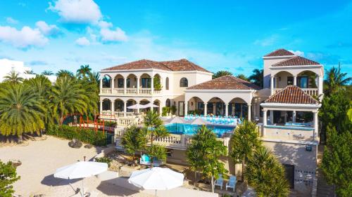 Pemandangan kolam renang di Sandcastle Villa & Beach House atau berdekatan