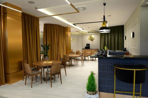 a restaurant with tables and chairs in a room at QUEST HOTEL - dawniej Hotel Planeta in Brzesko