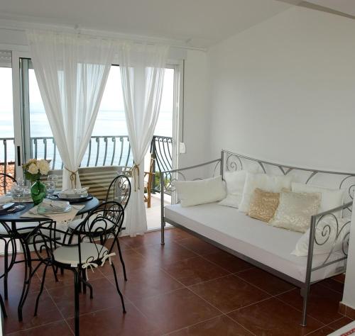 sala de estar con sofá y mesa en Apartments Issa en Makarska