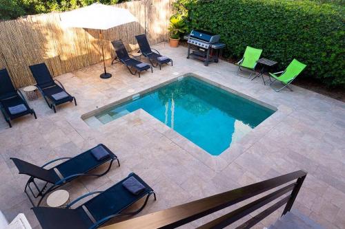 Výhled na bazén z ubytování Villa Marbella: 6 rooms w/ Pool & 70m to the beach nebo okolí