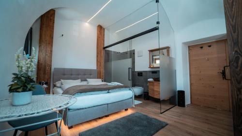 Ένα ή περισσότερα κρεβάτια σε δωμάτιο στο Apartments, Guest House & historic Chalet Neuhaus