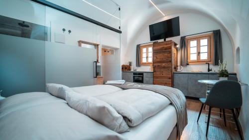 Μια τηλεόραση ή/και κέντρο ψυχαγωγίας στο Apartments, Guest House & historic Chalet Neuhaus