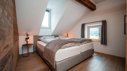En eller flere senge i et værelse på Apartment, historic Chalet & Guest House Neuhaus