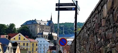 a street sign on the side of a city at Apartmán - Café Princ pod Hradem WiFi, KLIMA in Šternberk
