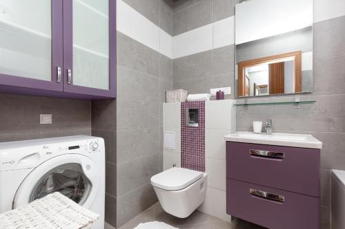 A bathroom at Atrium Ursus Warsaw Apartments by Renters