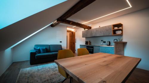 Η κουζίνα ή μικρή κουζίνα στο Apartments, Guest House & historic Chalet Neuhaus