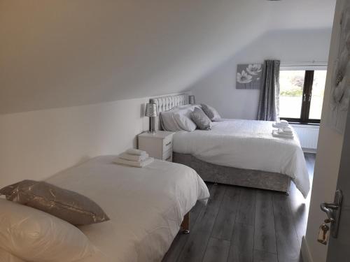 Un pat sau paturi într-o cameră la Glenbeg Lodge B&B