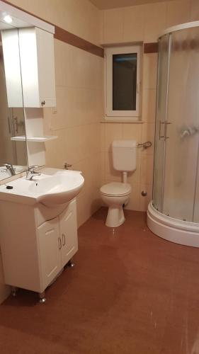 Ένα μπάνιο στο Seaside Apartments Laurus Murter