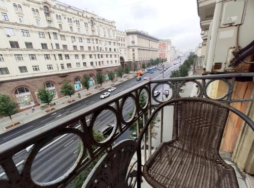 un banco sentado en el balcón de un edificio en Tverskaya Street Apartments, en Moscú