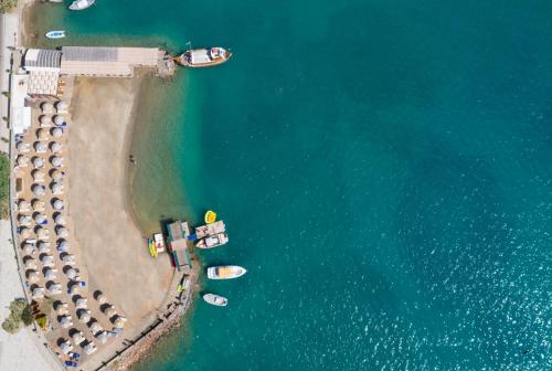 una vista aerea delle imbarcazioni in acqua di Royal Marmin Bay Boutique & Art Hotel a Eloúnda