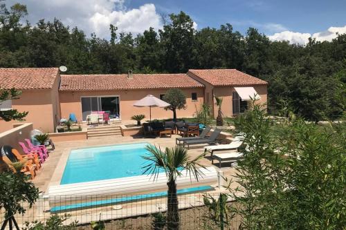 Logement attenant à une villa T2 avec terrasse .