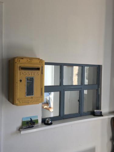 a wooden box sitting on a window sill at Ancien Relais de Poste The Old Post Office in Saint-Martial-dʼAlbarède