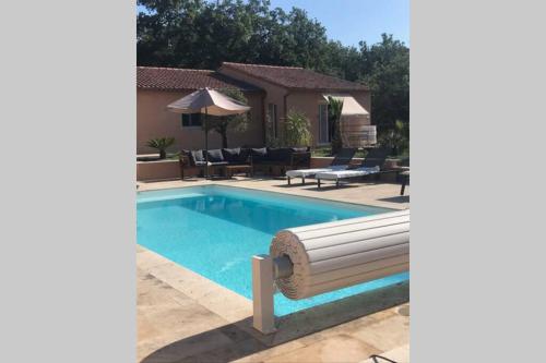 une piscine devant une maison dans l'établissement Logement attenant à une villa T2 avec terrasse ., à Besse-sur-Issole