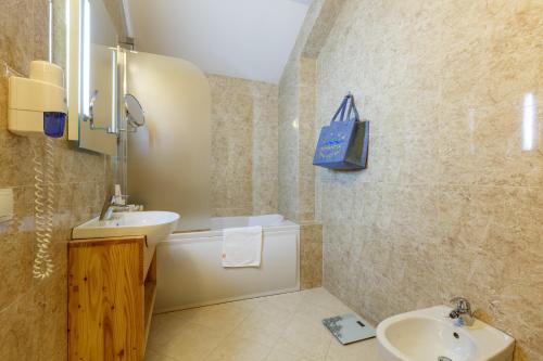 Bilik mandi di Romantik Spa Hotel