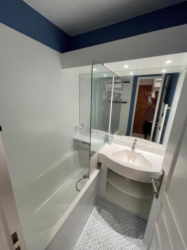 une salle de bain blanche avec un lavabo et une douche dans l'établissement Avoriaz au pied des pistes et des commerces, secteur Falaise, Immeuble Neva, à Morzine
