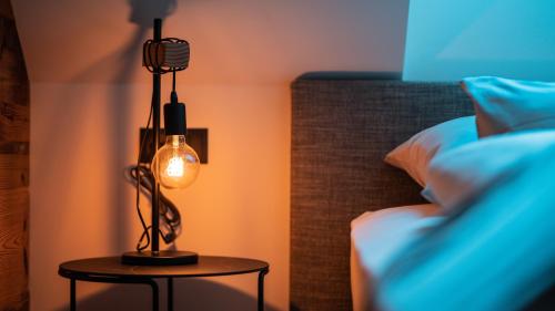 Ένα ή περισσότερα κρεβάτια σε δωμάτιο στο Apartments, Guest House & historic Chalet Neuhaus