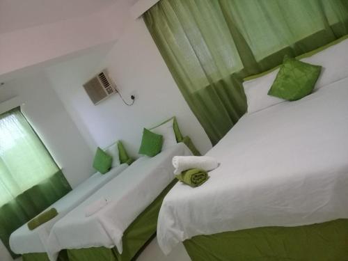 Un dormitorio con dos camas y una ventana. en ocean palace self catering lodge, en Durban