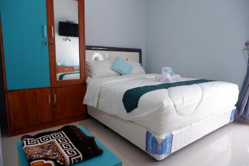 Ein Bett oder Betten in einem Zimmer der Unterkunft Griya Tetirah Syariah Mitra RedDoorz