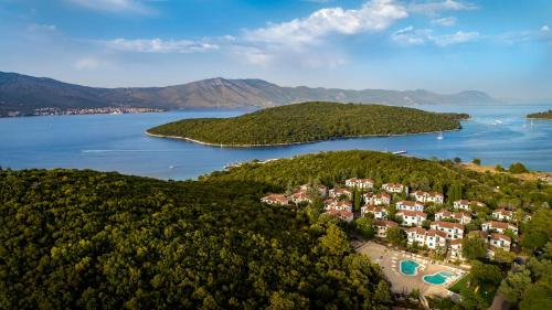 eine Luftansicht einer kleinen Insel im Wasser in der Unterkunft Aminess Port 9 Residence in Korčula