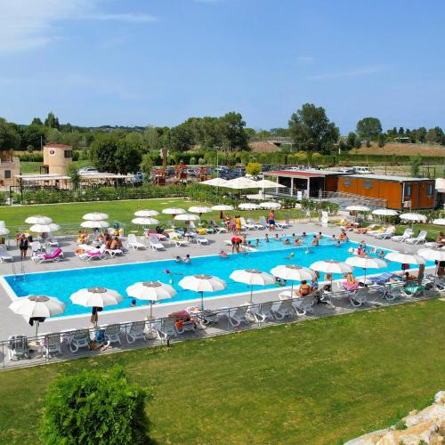 una vista sul tetto di una grande piscina con sedie e ombrelloni di Moretti Village - B&B a Civitanova Marche