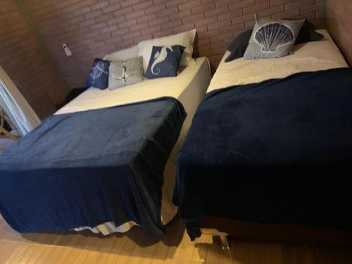 2 Betten nebeneinander in einem Zimmer in der Unterkunft Chalé do Rio in Barreirinhas