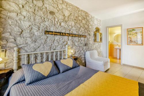 Tempat tidur dalam kamar di Can Salva charm on the Costa Brava