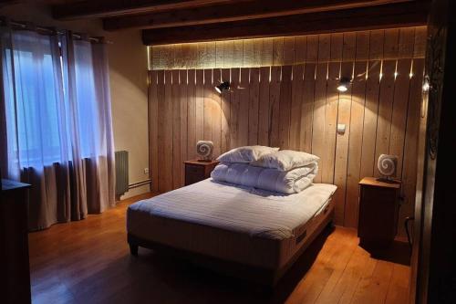 Mortagne的住宿－Ferme des molieres avec espace détente，一间卧室配有一张床,其中配有两个扬声器