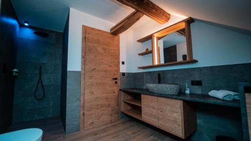 Ένα μπάνιο στο Apartments, Guest House & historic Chalet Neuhaus