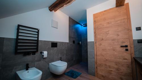 Ένα μπάνιο στο Apartments, Guest House & historic Chalet Neuhaus