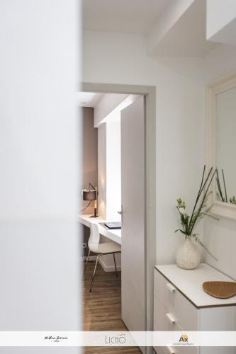 Cette chambre blanche dispose d'un bureau et d'une chaise. dans l'établissement Le Clos St Louis, à Ax-les-Thermes