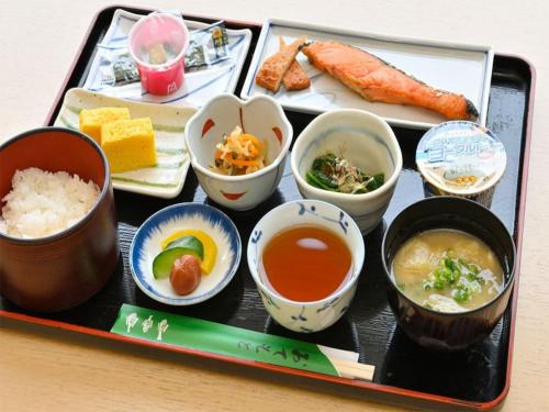een dienblad met verschillende soorten voedsel erop bij Imabari Urban Hotel (New Building) in Imabari