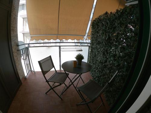 a table and chairs in a room with a plant at B&B D'Amari Affittacamere in Palermo