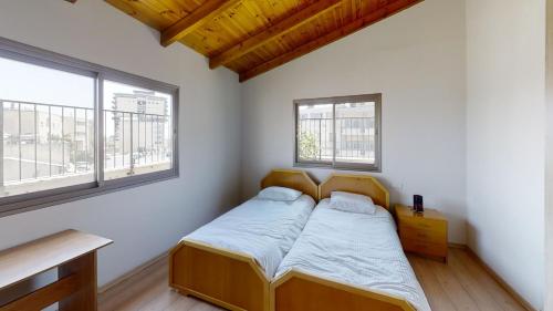 Säng eller sängar i ett rum på Cozy wood apartment with great view to Nazareth