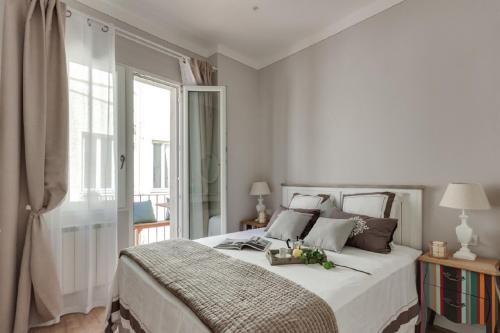 フィレンツェにあるApartments Florence - Cimatori Balconyのベッドルーム(大きな白いベッド1台、窓付)
